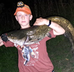 Teamwork beim Jugendnachtfischen