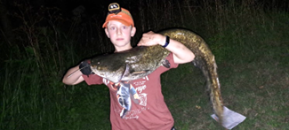 Teamwork beim Jugendnachtfischen